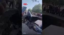 بالفيديو...حفرة مفاجئة "تبتلع" عددا من السيارات في مدينة تشوكو الصينية.